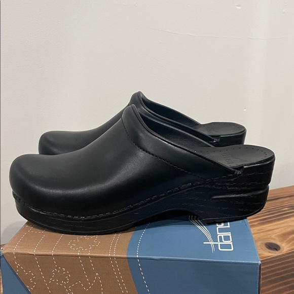 Dansko Sonja Black Cabrio Mule Size EU 37/6.5-7 US
Clogs - Picture 9 of 16